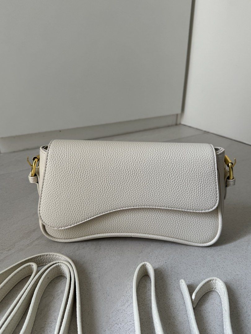 White Leather Shoulder and Sling Bag (Category: Shoulder Bags) located in Quezon City. Submitted by ciiel (Listing ID 1440606463, Image 1). Description: .