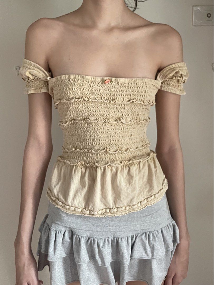 Vintage beige top (Category: Shirts) located in Binan City. Submitted by missing1naction (Listing ID 1440698535, Image 1). Description: Model measurements 5’3ft Waist 22in Hips 28in.