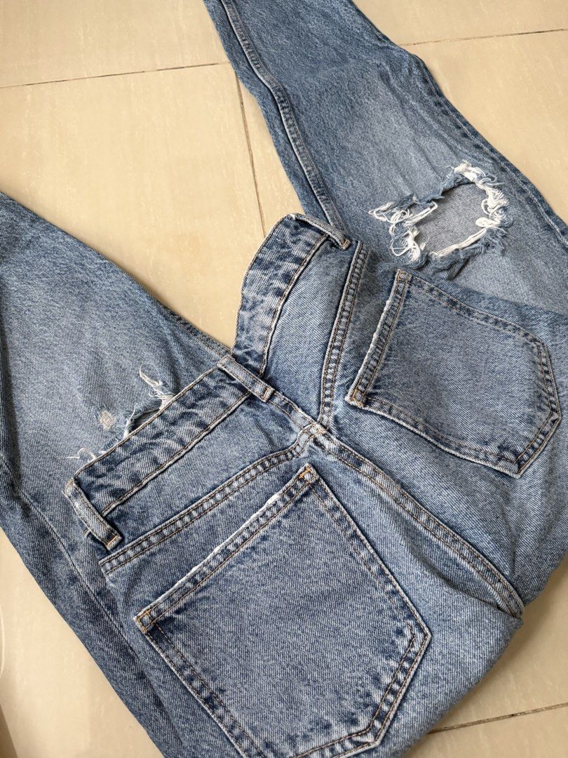 Zara Blue Ripped Mom Jeans (Category: Jeans) located in Manila. Submitted by ndlshh (Listing ID 1440605293, Image 3). Description: Zara Mom Jeans (Light blue wash) - Distressed rips on knees - Raw hem - Button and zip closure Waist: 24 inches Length: 36 inches No rush shipping. Please manage your expectations as this is pre-owned jeans. All sales are final — no returns, refunds, or exchanges. Please purchase at your own risk ⭐️.