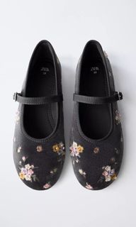 (Category: ) located in . Submitted by ourburstingwardrobe_ (Listing ID 1440655464, Image 1). Description: .