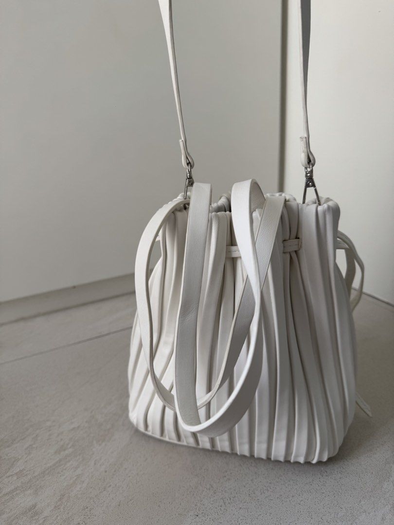 Zara Trumpet White Leather Bag (Category: Cross-body Bags) located in Quezon City. Submitted by ciiel (Listing ID 1440608165, Image 2). Description: .