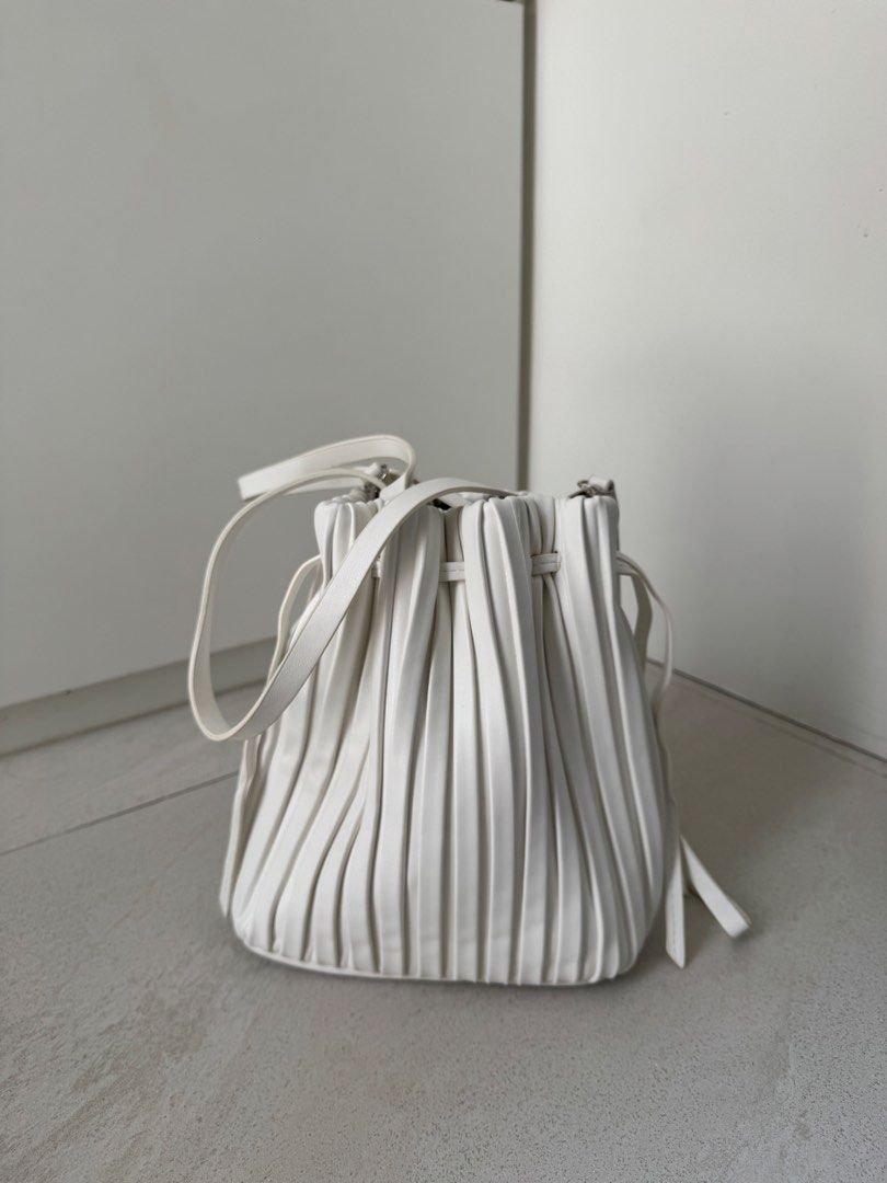 Zara Trumpet White Leather Bag (Category: Cross-body Bags) located in Quezon City. Submitted by ciiel (Listing ID 1440608165, Image 1). Description: .