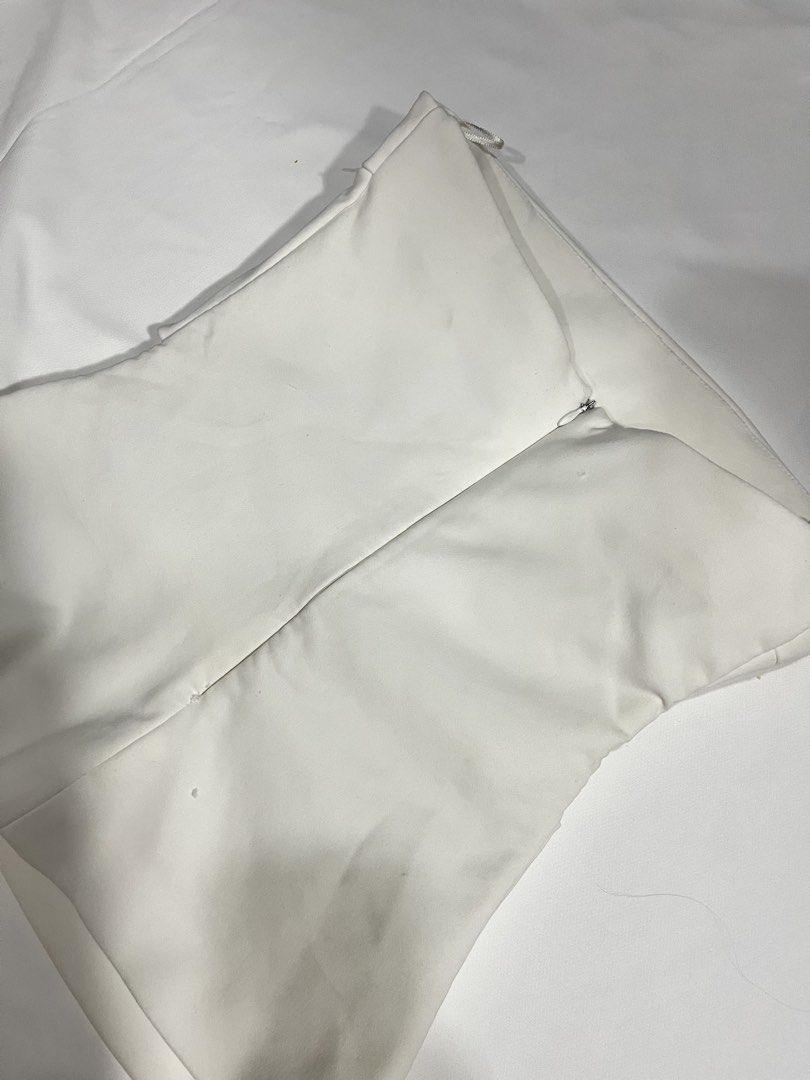 Zara White Top (Category: Blouses) located in Manila. Submitted by noturguuurl (Listing ID 1440696042, Image 2). Description: Authentic Zara Tube Top Size XS used once since its too small for me .