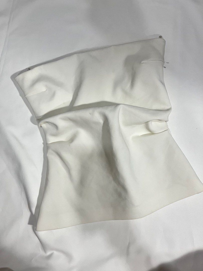 Zara White Top (Category: Blouses) located in Manila. Submitted by noturguuurl (Listing ID 1440696042, Image 1). Description: Authentic Zara Tube Top Size XS used once since its too small for me .