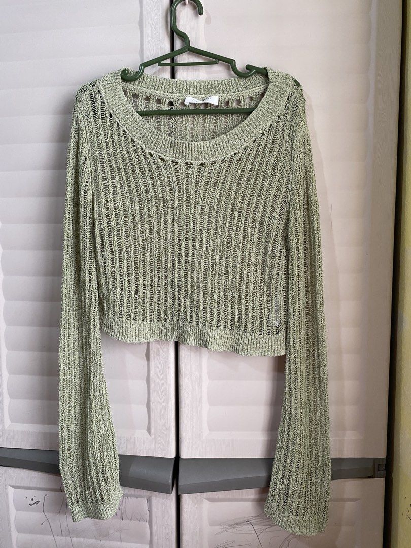 6IXTY8IGHT Cropped Knit Sweater (Category: Longsleeves) located in Makati City. Submitted by beaa24 (Listing ID 1435806814, Image 1). Description: - 6IXTY8IGHT cropped sweater - Color: Light green - Features: Round neckline, long flared sleeves - Design: Knit - Size: Small - Measurements: - Width: 37 cm - Length: 41 cm - Neckline: 2 cm.