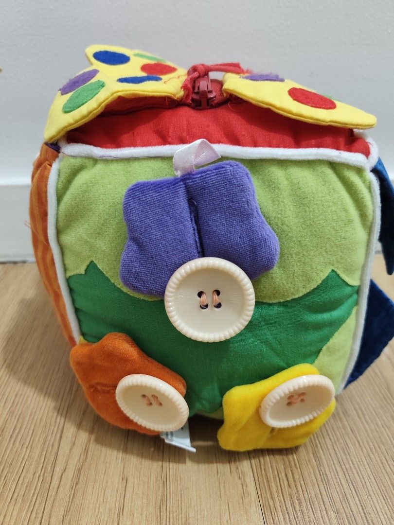 Activity Dice "cube" (Category: Infant Playtime) located in Cavite. Submitted by mdrjtb (Listing ID 1435878816, Image 2). Description: Small foot Baby "cube", soft-lined with various locking functions to discover.