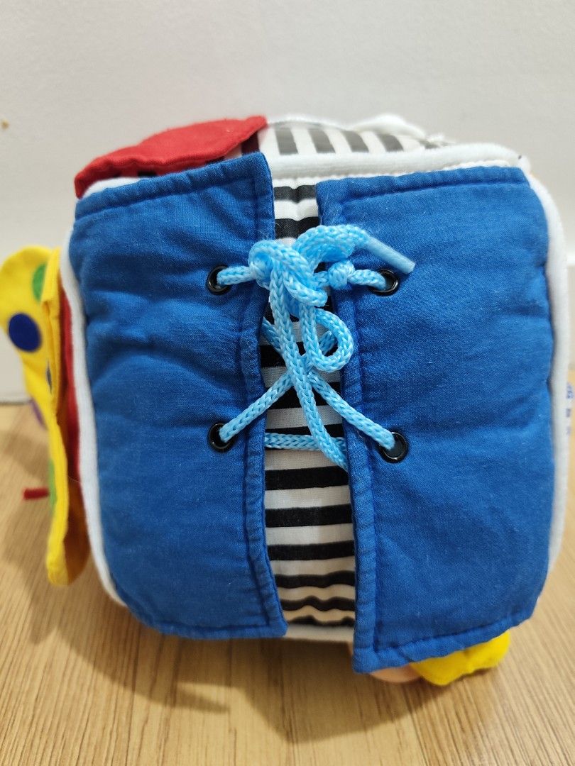 Activity Dice "cube" (Category: Infant Playtime) located in Cavite. Submitted by mdrjtb (Listing ID 1435878816, Image 3). Description: Small foot Baby "cube", soft-lined with various locking functions to discover.