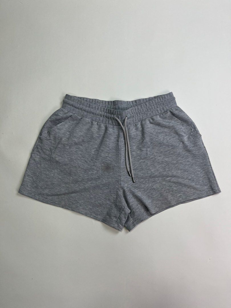 Alo Yoga Shorts (Category: Shorts) located in Makati City. Submitted by ufcknwthbst (Listing ID 1435781273, Image 1). Description: 32-36 waist 15 inch length 9.5/10 condition Issue Stain.