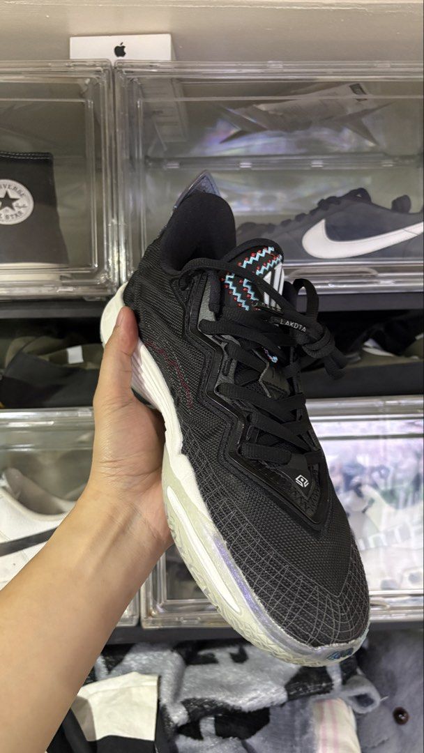 ANTA Kai 2 (Category: Sneakers) located in Manila. Submitted by rakerkase119706 (Listing ID 1435852303, Image 1). Description: - ANTA Lakota basketball shoes - Black colorway - Textured upper design - White and icy blue sole - Unique side and sole pattern - Black laces.