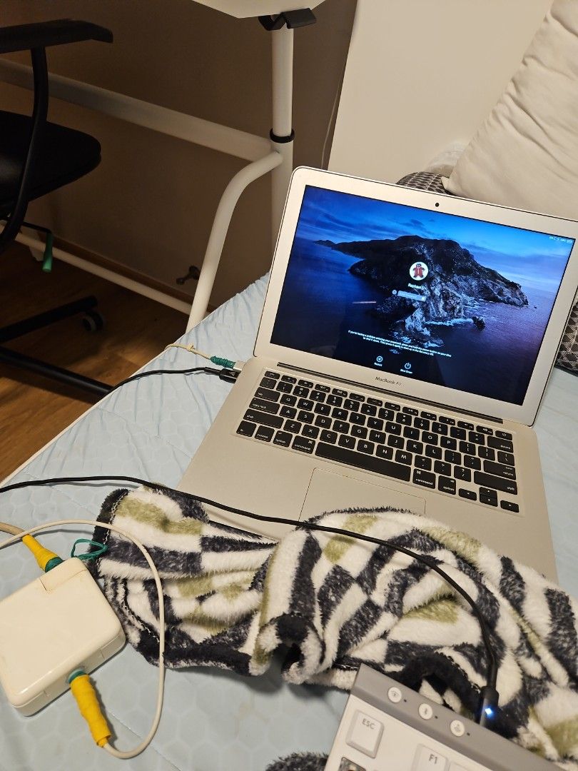 Apple MacBook Air443769630994606080