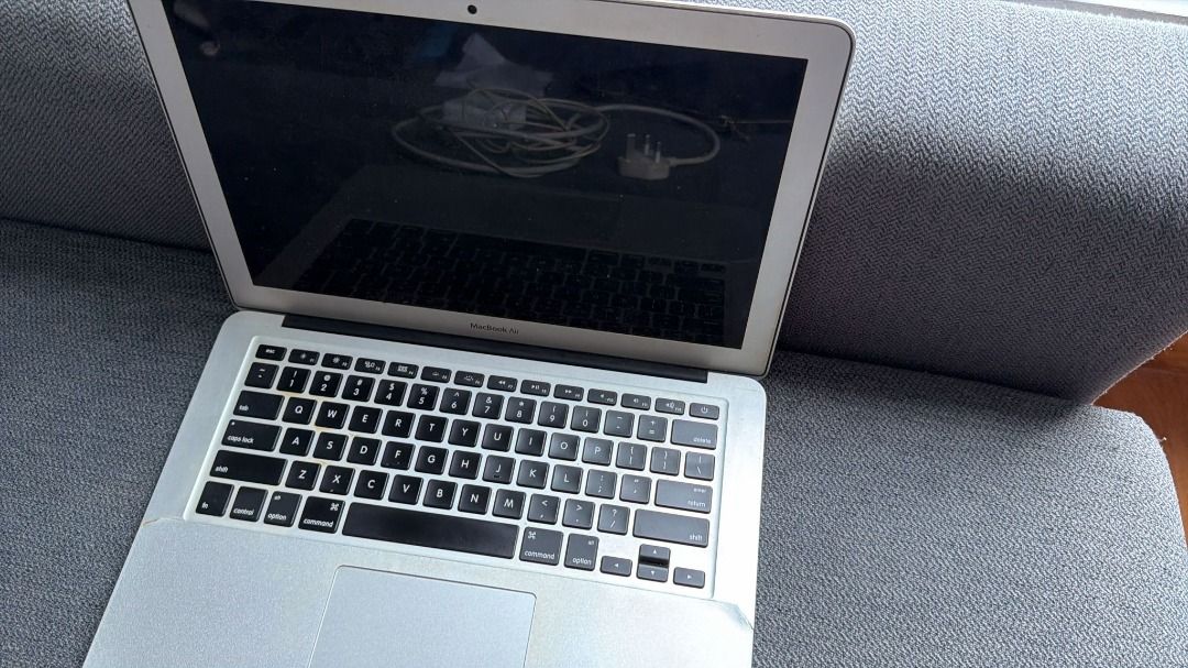 Apple Macbook Air - Silver443995790488391680