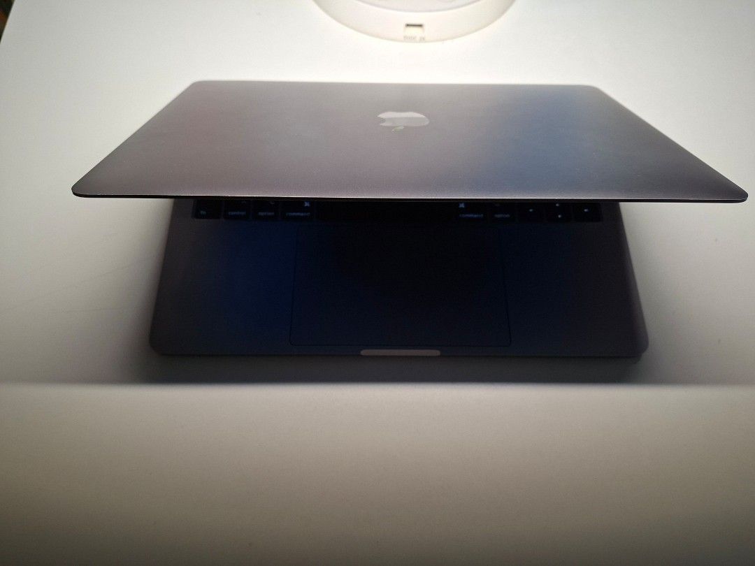 Apple MacBook Pro 2017443995787688693761