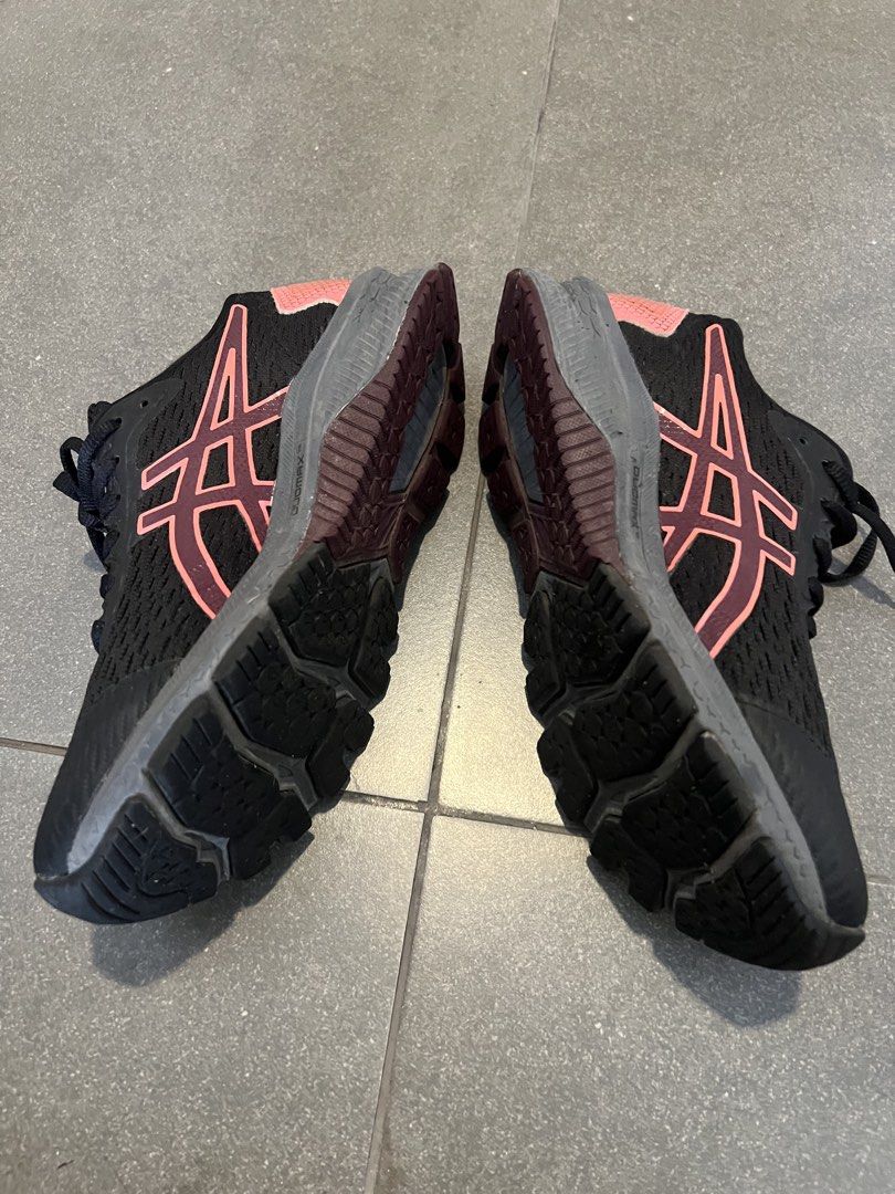 Asics Gel-Contend 7 Black Running Shoes - Size 7 (Category: Sneakers) located in Singapore. Submitted by aktansinan (Listing ID 1435776981, Image 2). Description: - Asics Gel-Contend 7 running shoes - Size 7 - Color: Black - Materials: Synthetic fiber and synthetic leather - Condition: Good (some sole wear) - Perfect for running and everyday use.