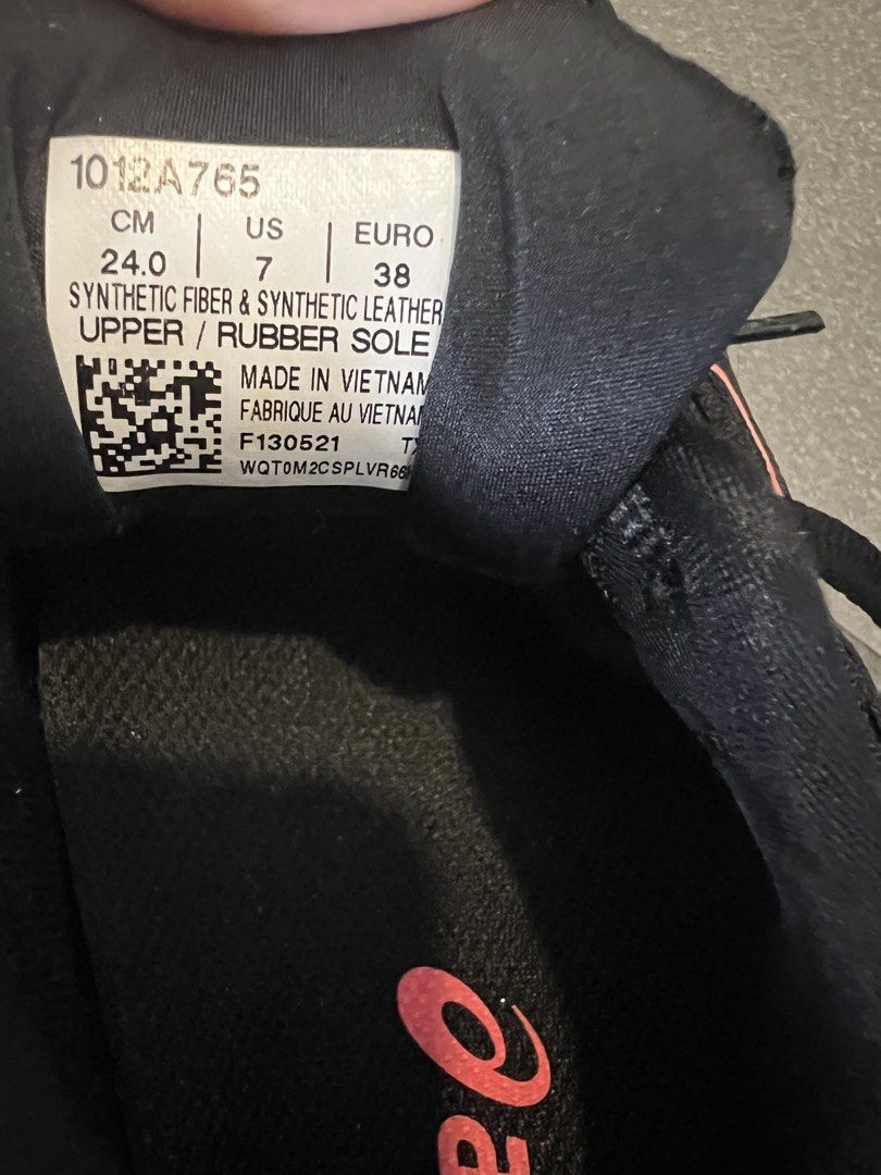 Asics Gel-Contend 7 Black Running Shoes - Size 7 (Category: Sneakers) located in Singapore. Submitted by aktansinan (Listing ID 1435776981, Image 3). Description: - Asics Gel-Contend 7 running shoes - Size 7 - Color: Black - Materials: Synthetic fiber and synthetic leather - Condition: Good (some sole wear) - Perfect for running and everyday use.