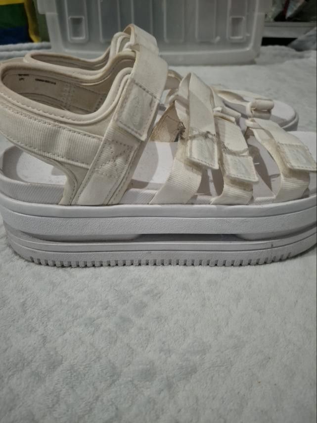 Authentic Nike Icon Classic Platform Sandals (Triple White) (Size: 8) (Category: Sandals) located in Manila. Submitted by jptpreloveditems (Listing ID 1435806424, Image 2). Description: Selling my Nike Icon Classic sandals. Perfect for that chunky, "lifted" look without sacrificing comfort. Very lightweight despite the platform! ​Model: Nike Icon Classic ​Color: Triple White / Pure Platinum ​Size: US 8 / UK 5.5 / EUR 39 / 25cm ​Condition: 8/10 (G