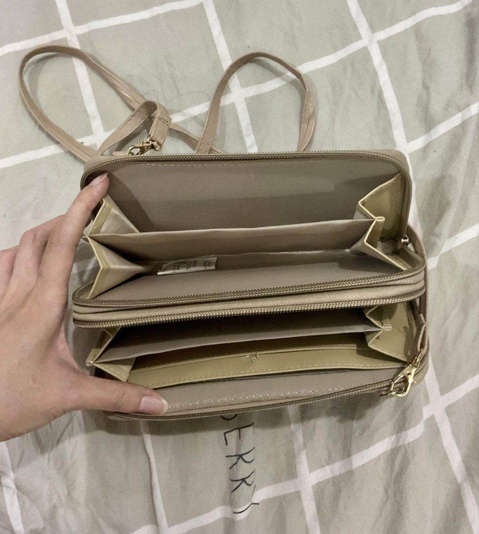Avon Nude Wallet with Sling (Category: Wallets & Card holders) located in Marikina City. Submitted by itsquake (Listing ID 1435839345, Image 2). Description: Good condition No issue .