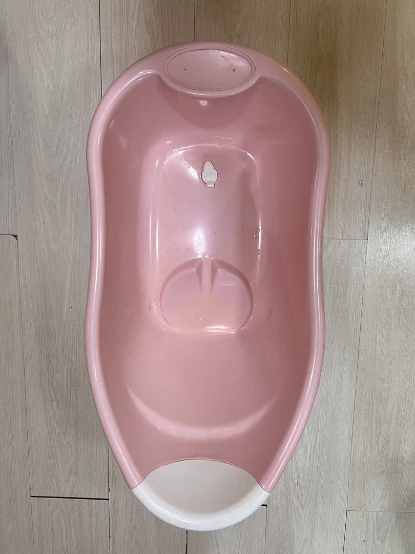 Baby BathTub (Category: Bathtub & Bath Accessories) located in Quezon City. Submitted by eleven_coleen (Listing ID 1435865436, Image 2). Description: For pick-up only No issues Suitable for newborn up to 1 year old.