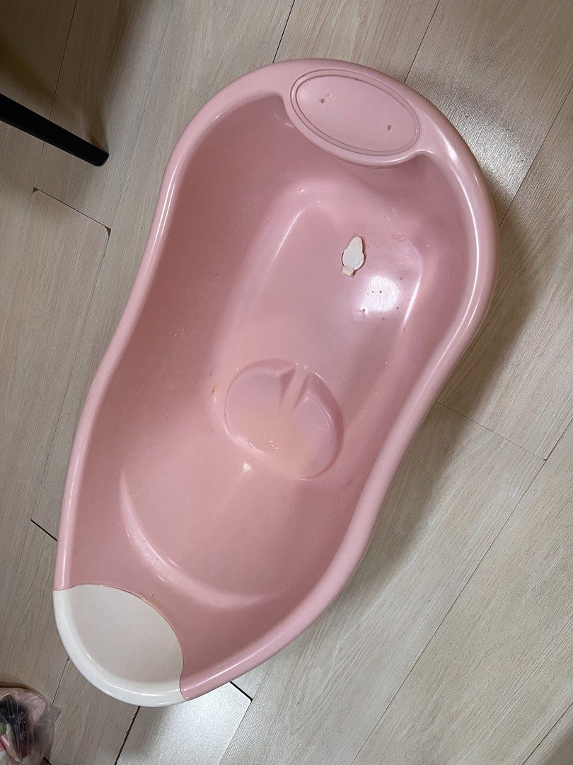 Baby BathTub (Category: Bathtub & Bath Accessories) located in Quezon City. Submitted by eleven_coleen (Listing ID 1435865436, Image 1). Description: For pick-up only No issues Suitable for newborn up to 1 year old.