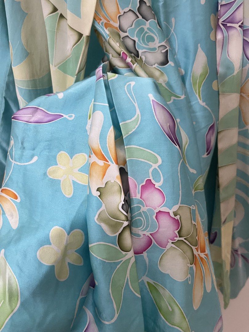 Batik (Category: Baju Kurung & sets) located in Sepang. Submitted by j.nami (Listing ID 1435783560, Image 3). Description: Batik silk top cardigan style.Boleh pakai dengan brooch untuk jadikan ala ala kebaya. Kain kipas belakang Size L Condition still good for another way around tapi ada stain sikit sikit.