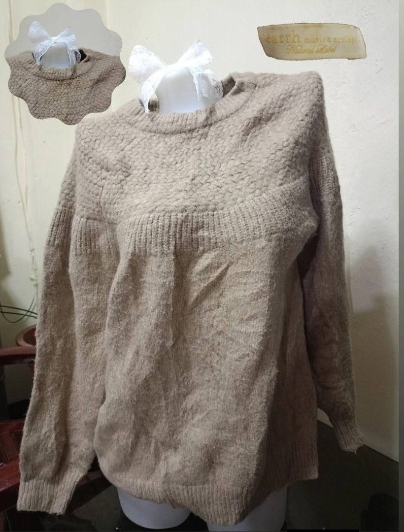 Beige Wool-blend Pullover Sweater✨ (Category: Coats, Jackets and Outerwear) located in Baguio. Submitted by thriftiefairyy (Listing ID 1435760717, Image 1). Description: .