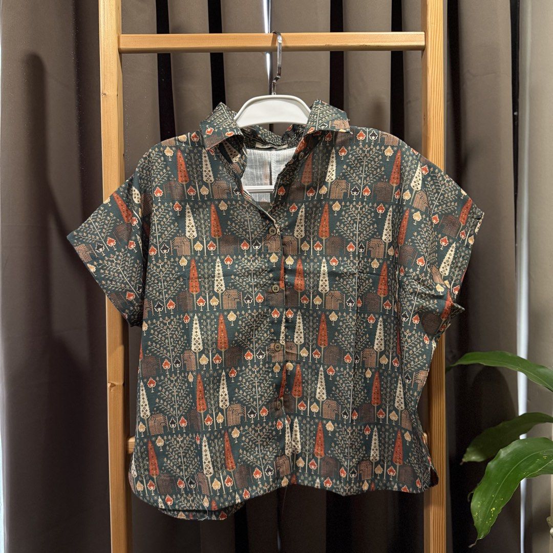 BKK BANGKOK Patterned Short-Sleeved Shirt (Category: Blouses) located in Legazpi City. Submitted by bluevenus.studio (Listing ID 1435798335, Image 3). Description: Brand new from Bangkok Free size - up to 2XL Presko fabric!.