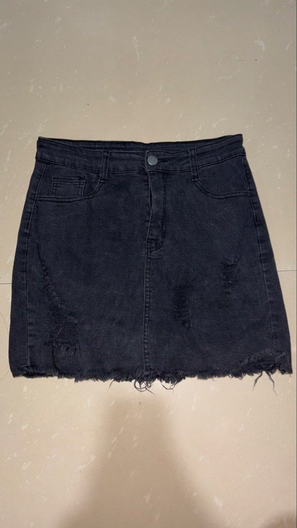 Black Jean Skirt Womens (Category: Skirts) located in Manila. Submitted by arichives (Listing ID 1435883574, Image 1). Description: Black Jean Skirt Womens Size M on tag fits semi L Waist 27-28 Inches Length 16 inches Hips 38.2 Inches.