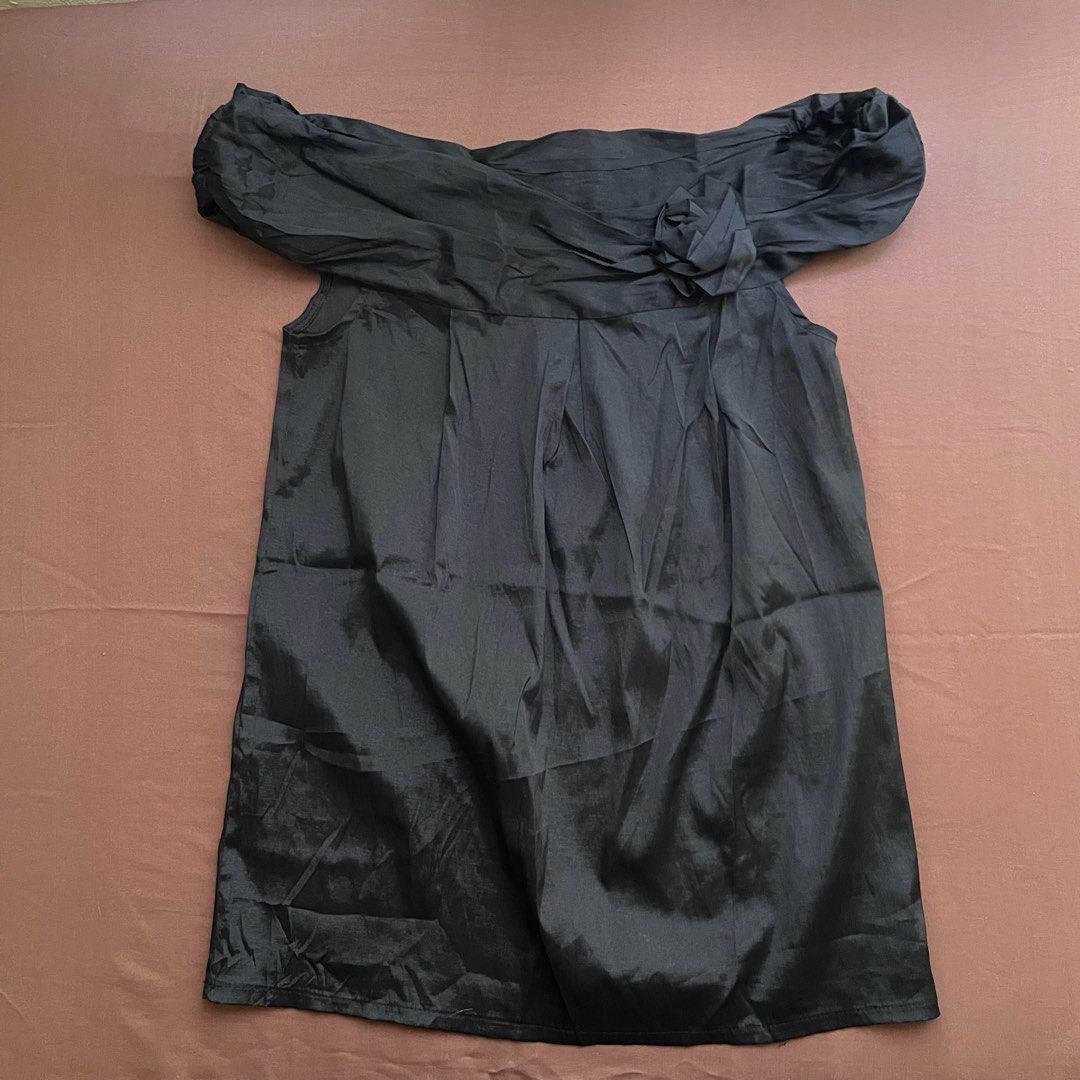 Black Off Shoulder Top (Category: Blouses) located in Taguig. Submitted by 515dlor_ (Listing ID 1435873621, Image 1). Description: .