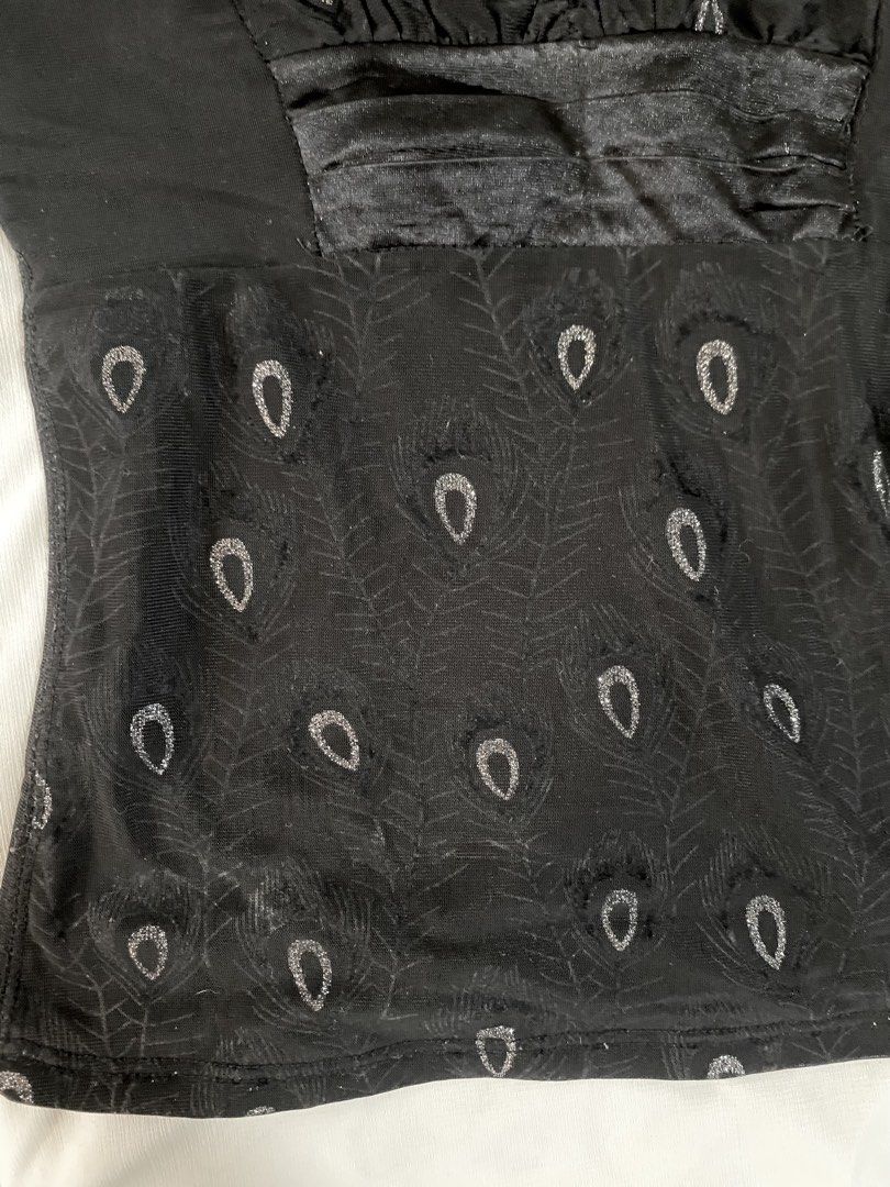 Black Peacock Feather Design Fitted Tank Top (Category: Sleeveless) located in Las Pinas. Submitted by coolc4t (Listing ID 1435799350, Image 2). Description: - Black tank top - Unique peacock feather design - V-neck style - Gathered satin detail at the waist - Velvet interior - Sleeveless - Dress up or down RFS: Decluttering DM for inquiries!.