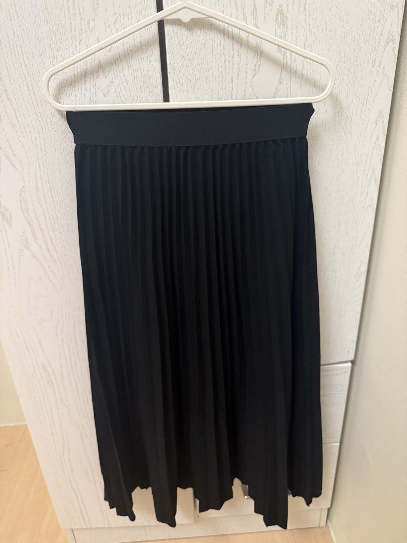 Black Pleated Midi Skirt (Category: Skirts) located in Quezon City. Submitted by _cmls (Listing ID 1435840964, Image 1). Description: - Black pleated midi skirt - Comfortable elastic waistband - Mid-calf length - Versatile for different occasions - Classic and easy to dress up or down -Free size.