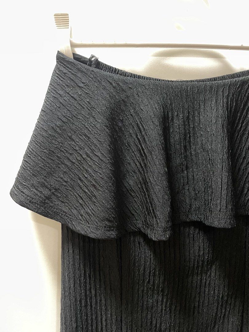 Black Tube Dress (Category: Dresses) located in Mandaluyong City. Submitted by krsch (Listing ID 1435748806, Image 1). Description: tube dress with string (for tying in the waist area).