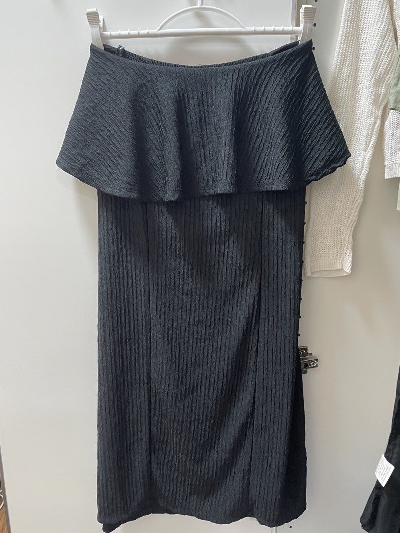 Black Tube Dress (Category: Dresses) located in Mandaluyong City. Submitted by krsch (Listing ID 1435748806, Image 2). Description: tube dress with string (for tying in the waist area).