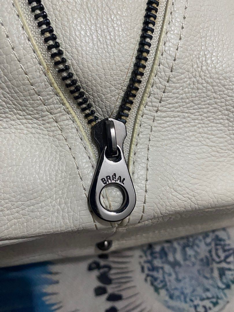 Breal white tote bag (Category: Tote Bags) located in Rizal. Submitted by 17.righthere (Listing ID 1435902127, Image 2). Description: Breal tote/shoulder bag Black hardware/ line new inside linings RFS: declutter/ need funds.