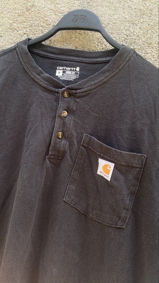 Carhartt Long Sleeve (Category: Tshirts & Polo Shirts ) located in Siniloan. Submitted by urflyestsource2k (Listing ID 1435743834, Image 2). Description: - Carhartt long sleeve shirt - Henley neckline - Black color - Size: Medium - Features a chest pocket - "BOERBOOM" print on sleeve - Loose fit.
