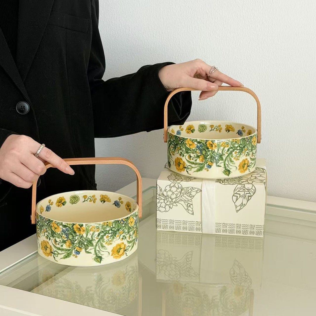 Ceramic basket with handle