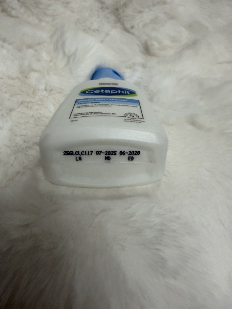 Cetaphil Gentle Skin Cleanser 60ml (Category: Face Care) located in Manila. Submitted by dermcare101 (Listing ID 1435879177, Image 2). Description: - For all skin types - Hydrates while cleansing - Contains Glycerin, Vitamin B3, and Pro-Vitamin B5 - Expiry date: June 2028.