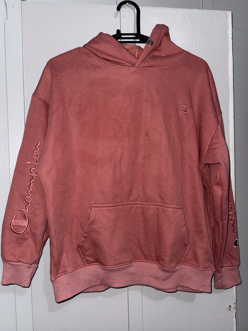 Champion Hoodie XL (Category: Coats, Jackets and Outerwear) located in Quezon City. Submitted by sabbyfinds (Listing ID 1435763234, Image 1). Description: 🔍 Manage Expectations All items are thrifted/own preloved. Expect minimal signs of use. ALL POSTED PICTURES ARE TRUE TO ITS COLOR AND FLAWS Champion hoodie in a dusty rose color. Features a kangaroo pocket and the Champion logo embroidered on the sleeve and chest. size XL- w 22 in ; L: 24.5 in