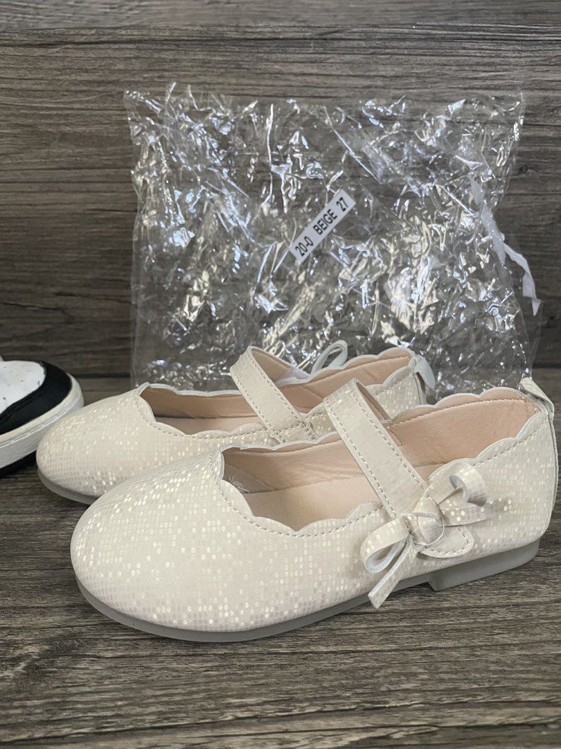 Children's Beige Shoes Size 27 (Category: Babies & Kids Fashion) located in Caloocan City. Submitted by gorgzel (Listing ID 1435734725, Image 1). Description: - Beige children's shoes - Size 27 - Sparkly design - Strap with bow - Heart-shaped soles RFS: bought wrong size. Never used.