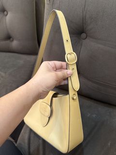 (Category: ) located in . Submitted by lettinggocloset (Listing ID 1435763814, Image 1). Description: .