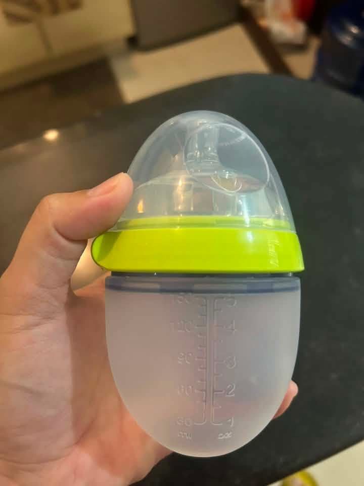 como tomo and pikobello feeding bottle (Category: Breastfeeding & Bottle Feeding) located in Taguig. Submitted by declutteringbyjulia (Listing ID 1435769886, Image 2). Description: como tomo and pikobello feeding bottle Used twice RFS: not preferred by our infant Price: take both for Php 800 Location: Morgan Suites.