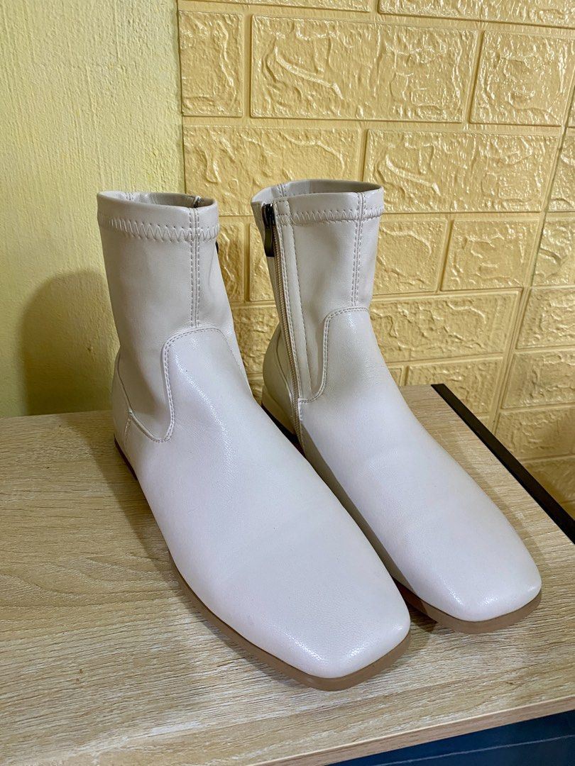 Cream Ankle Boots (Category: Boots) located in Makati City. Submitted by beaa24 (Listing ID 1435805541, Image 1). Description: Size 26.5 cm Bought sa ukay ukay kaya may price na nakasulat sa sole but it looked unused. I also havent used it, only fitted..