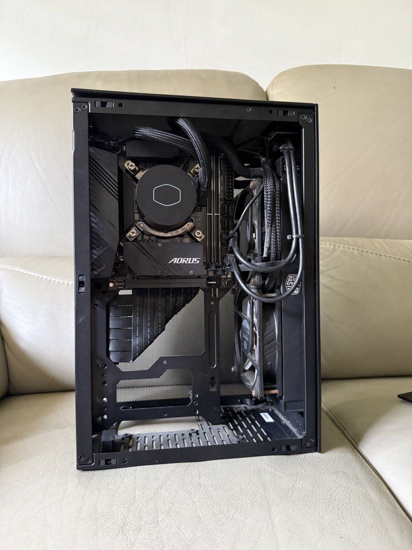 Custom PC Case - Black443678378972958720