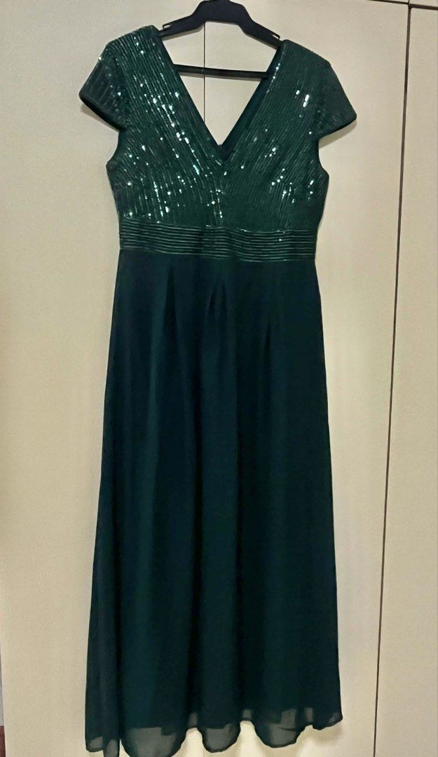 Emerald Green Sequin V-Neck Maxi Dress (Large) (Category: Dresses) located in Quezon City. Submitted by kimlolee (Listing ID 1435894172, Image 3). Description: USED ONLY ONCE SIZE : LARGE COLOR : GREEN - Elegant emerald green maxi dress - Sequined bodice - Flattering V-neck - Short sleeves - Flowing, floor-length skirt - Defined waistline - Ideal for formal events .