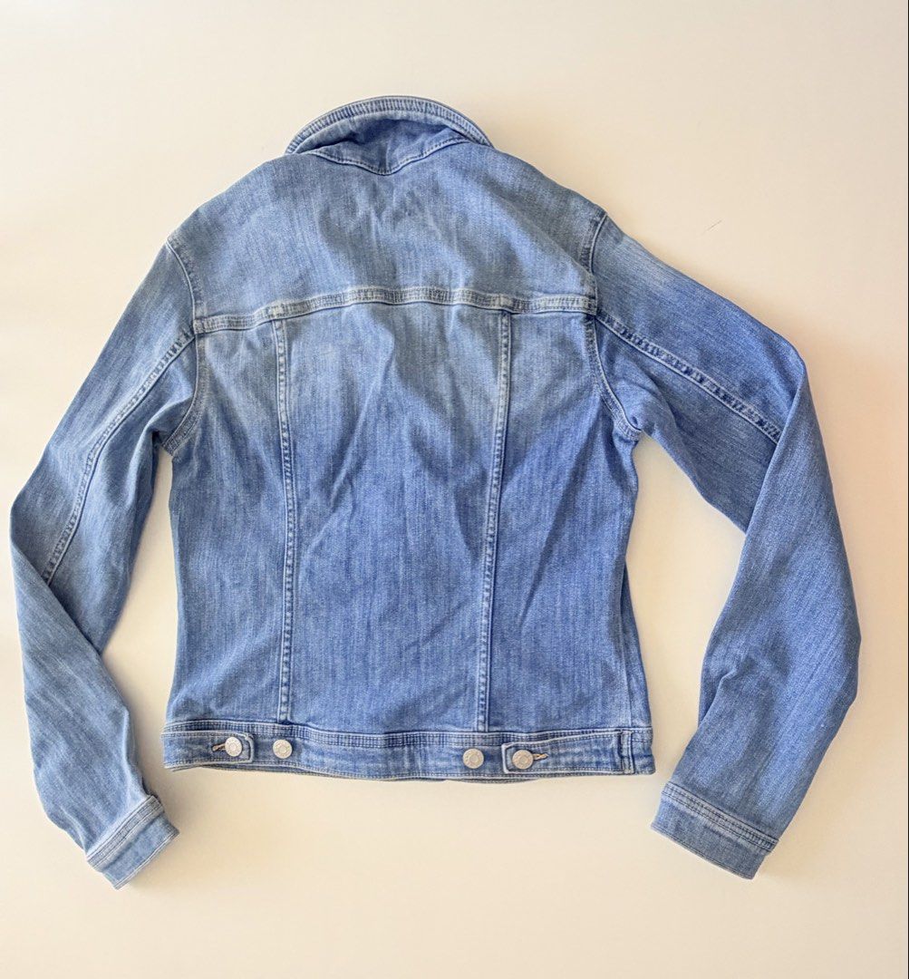 Esprit Denim Jacket (Category: Coats, Jackets and Outerwear) located in Makati City. Submitted by eyes_jade (Listing ID 1435910181, Image 2). Description: - Esprit light blue denim jacket - Classic collar - Button-down closure - Two chest pockets - Long sleeves with buttoned cuffs - Straight hem - Light wash - Standard fit.