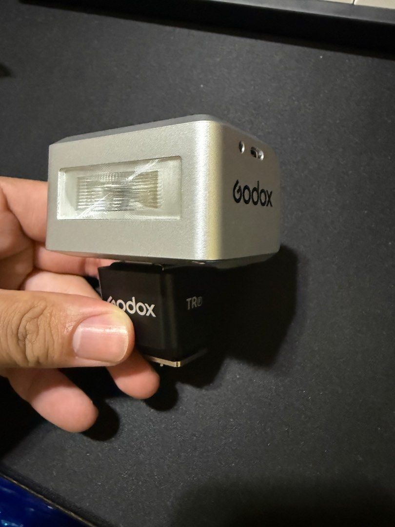 Flash (Category: Flashes) located in Singapore. Submitted by kyliah31 (Listing ID 1435839913, Image 3). Description: $70 for flash $20 for raiser/mount compatible w fuji :).