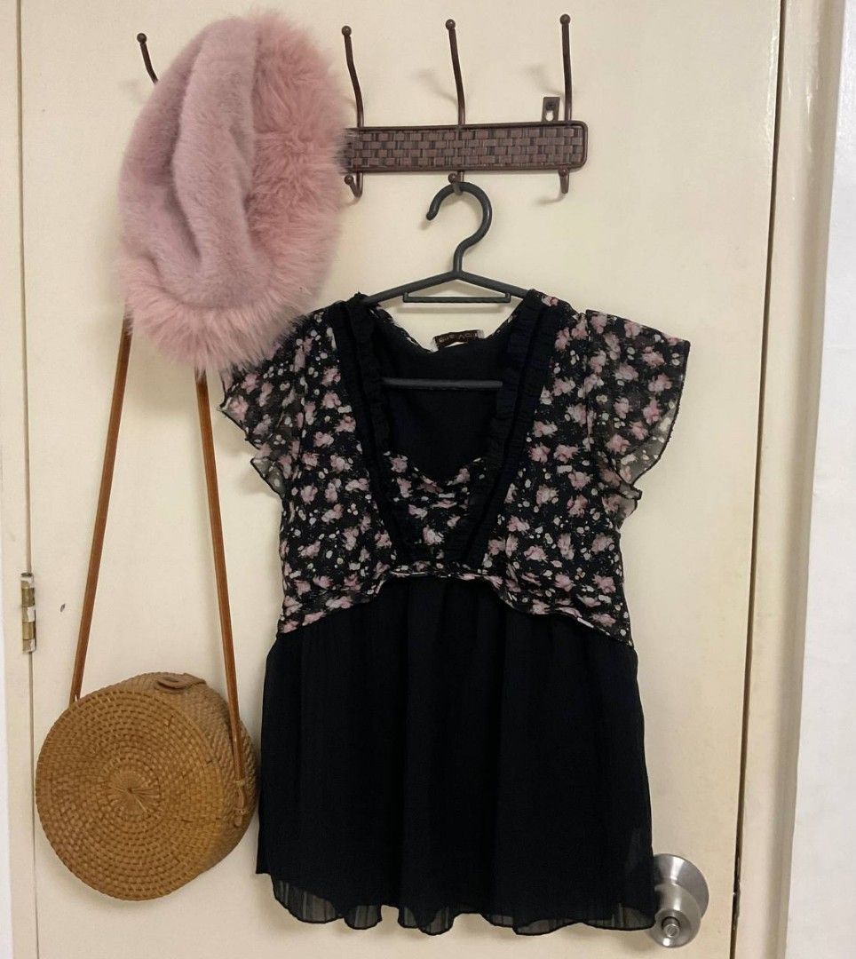 Floral peplum top (Category: Blouses) located in Manila. Submitted by dprbea (Listing ID 1435744739, Image 1). Description: .