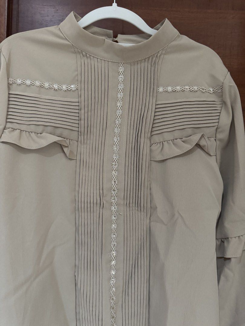 French elegant textured shirt (Category: Shirts) located in Quezon City. Submitted by tinylee60 (Listing ID 1435854042, Image 2). Description: French textured long sleeve shirt Very elegant Size XL Rfs- sleeves too long .