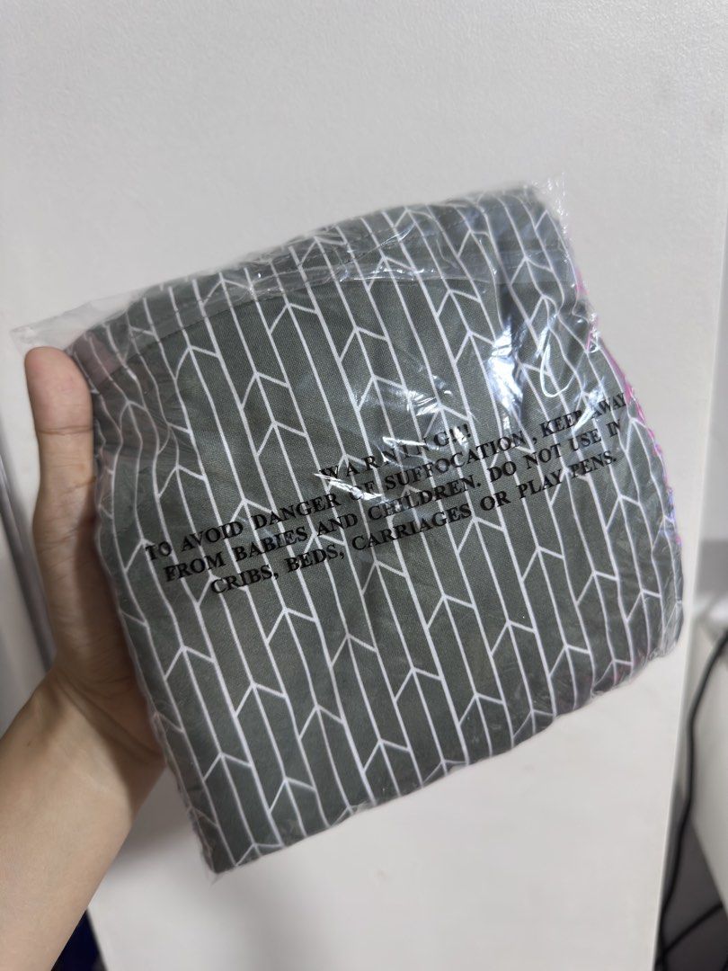 Gentlease Breastfeeding Supplementing Kit (Category: Breastfeeding & Bottle Feeding) located in Rizal. Submitted by GirlDeclutter (Listing ID 1435824969, Image 3). Description: - New Gentlease Breastfeeding Supplementing Kit - Stylish gray and white geometric design - Includes main bag with zipper - Separate smaller pouch included - Convenient handle for carrying - Brand new and sealed.