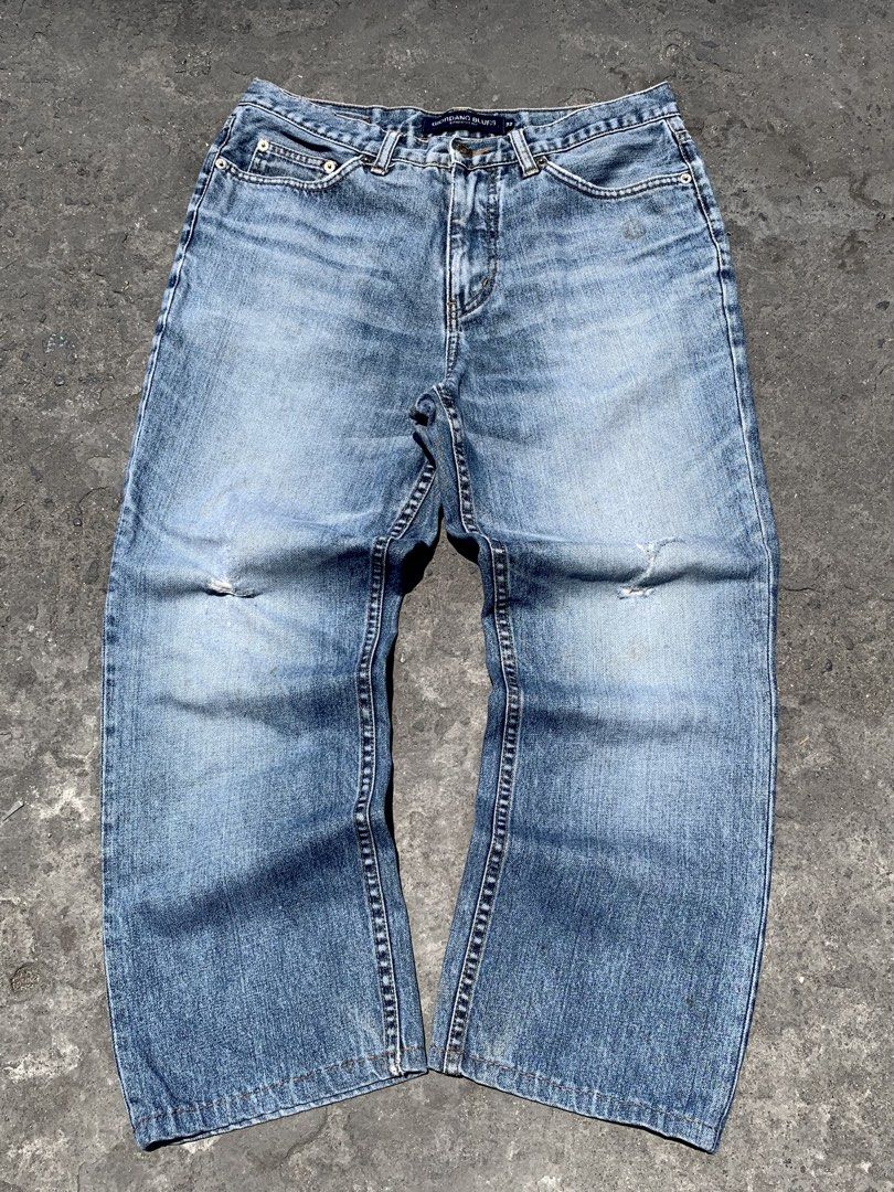 Giordano Blues Straight Jeans Size 32 (Category: Jeans) located in Manila. Submitted by alcentjames03 (Listing ID 1435894042, Image 1). Description: - Giordano Blues straight-cut jeans - Size 32 - Straight-cut fit - Classic faded blue wash - Button closure - Five-pocket design - Leather brand patch - Made from durable denim - Comfortable and timeless style - Perfect for everyday wear.
