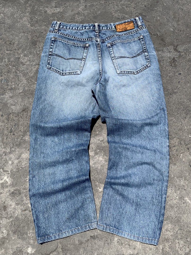 Giordano Blues Straight Jeans Size 32 (Category: Jeans) located in Manila. Submitted by alcentjames03 (Listing ID 1435894042, Image 2). Description: - Giordano Blues straight-cut jeans - Size 32 - Straight-cut fit - Classic faded blue wash - Button closure - Five-pocket design - Leather brand patch - Made from durable denim - Comfortable and timeless style - Perfect for everyday wear.
