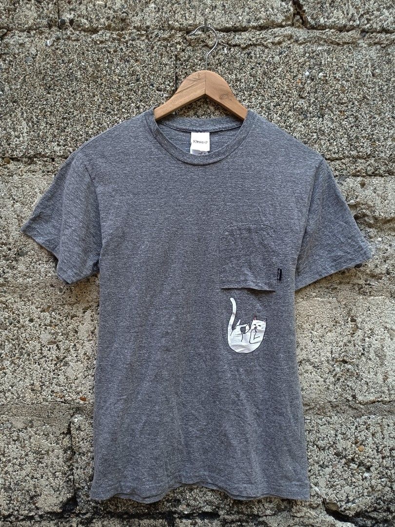 Gray Pocket T-shirt with Cat Design (Category: Tshirts & Polo Shirts ) located in Tubigon. Submitted by thrift_mac (Listing ID 1435778058, Image 1). Description: - Gray t-shirt - Features a unique cat design on the pocket - Short sleeves - Crew neck - Made of soft, comfortable material - Versatile for various outfits - Includes a small brand tag on the pocket.